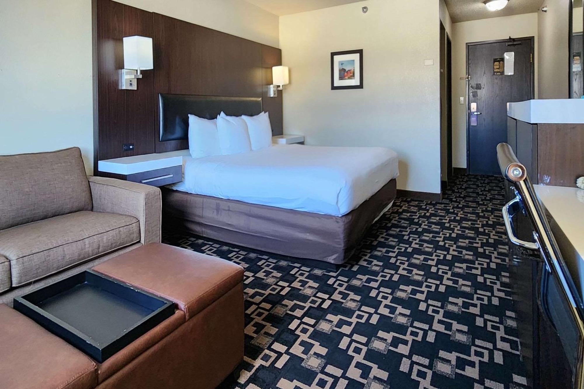 Comfort Inn & Suites Шакопий Екстериор снимка